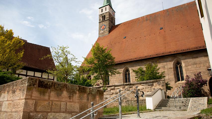 Die Stadtpfarrkirche St. Magdalena wurde im 14. Jahrhundert an Stelle eines romanischen Vorgängerbaus errichtet; der stark eingezogene Chor weist ins 13. Jahrhundert zurück. Das Langhaus des gotischen Saalbaus wird von einem mächtigen, hölzernen Tonnengewölbe überspannt. Bei der Restaurierung 1934/1935 wurde die Kirche wieder mit barocker Ausstattung versehen.