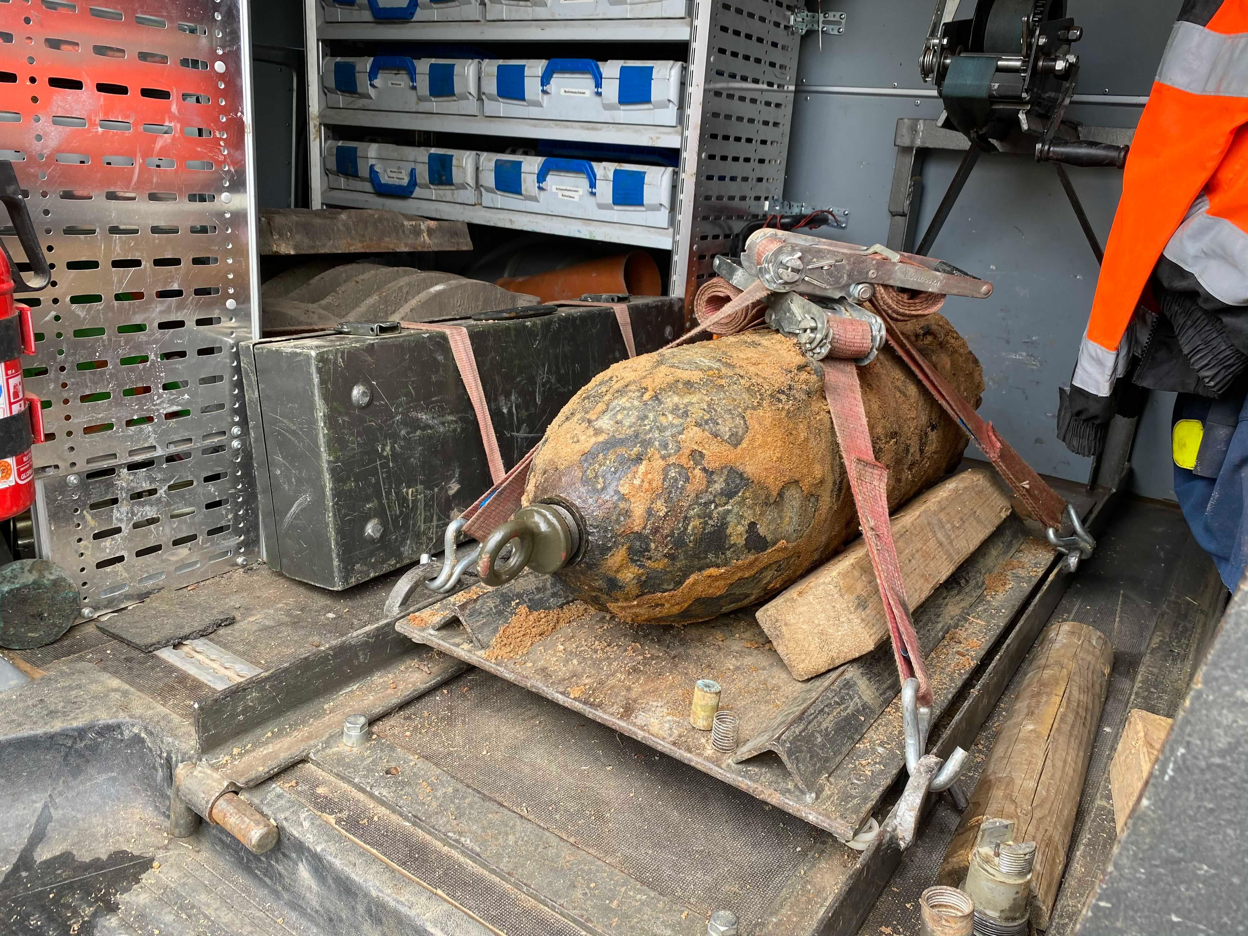 Am 4. Mai 2020 fanden Bauarbeiter auf einem Areal an der Brunecker Straße in Nürnberg eine amerikanische Fliegerbombe. Sprengmeister Michael Weiß konnte den 121-Kilogramm schweren Koloss nach etwa einer Dreiviertelstunde erfolgreich entschärfen. Es handelte sich um einen manipulierten Blindgänger. Beim Heckzünder fehlte die Übertragungsladung, die die Bombe normalerweise entzündet. "Wir gehen davon aus, dass es sich um Sabotage handelt. Dass dieses wichtige Bauteil damals einfach weggelassen wurde", erklärte Spreng-Experte Tobias Oelsner.