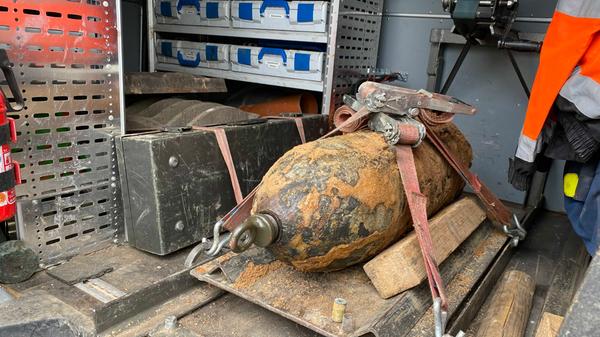 Am 4. Mai 2020 fanden Bauarbeiter auf einem Areal an der Brunecker Straße in Nürnberg eine amerikanische Fliegerbombe. Sprengmeister Michael Weiß konnte den 121-Kilogramm schweren Koloss nach etwa einer Dreiviertelstunde erfolgreich entschärfen. Es handelte sich um einen manipulierten Blindgänger. Beim Heckzünder fehlte die Übertragungsladung, die die Bombe normalerweise entzündet. "Wir gehen davon aus, dass es sich um Sabotage handelt. Dass dieses wichtige Bauteil damals einfach weggelassen wurde", erklärte Spreng-Experte Tobias Oelsner.