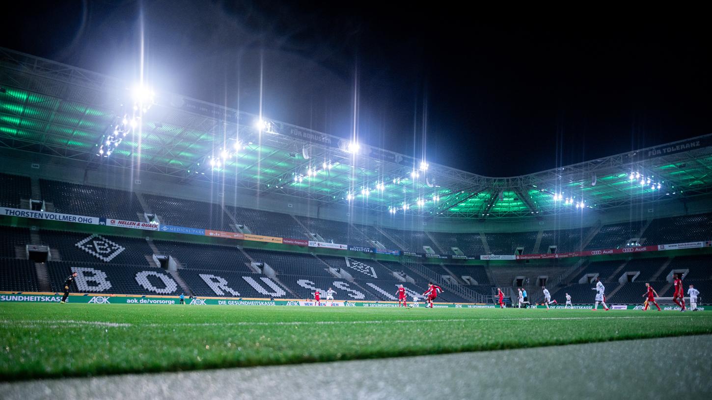 Die DFL hofft darauf, die Saison der 1. und 2. Bundesliga zumindest vor leeren Rängen bald fortsetzen zu können.