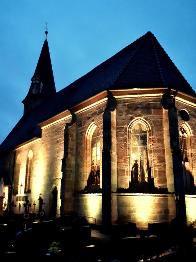 Die Effeltricher Kirche St. Georg im Jahr 2017 am Tag der ewigen Anbetung.