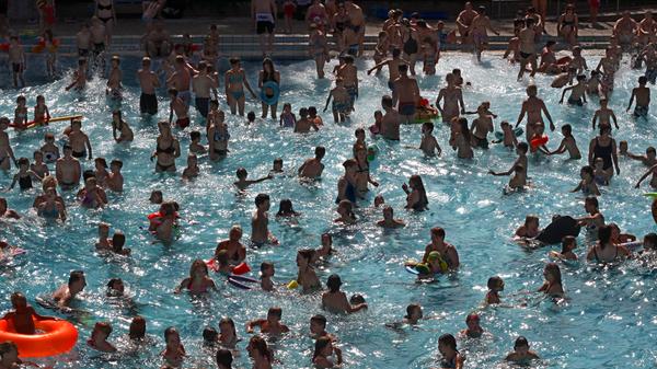 Wie hat man sich geärgert, wenn das Freibad in der Nähe mal wieder heillos überlaufen war? Nun kann man gar nicht mehr vergnügt planschen - und das ist mindestens genauso schade.