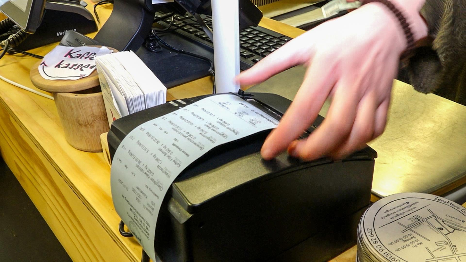 Ein Thema hat Anfang des Jahres alles überschattet: Die Bonpflicht. Wir haben uns aufgeregt, geärgert und waren genervt. Mittlerweile verschwendet kaum jemand mehr einen Gedanken daran - vielleicht auch, weil viele Läden geschlossen hatten.