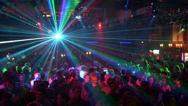 Lange Schlangen vor der Einlasskontrolle oder dem Tresen. Was uns früher geärgert hat, würden sich viele nun zurückwünschen. Bis die Clubs wieder öffnen, wird es aber wahrscheinlich noch dauern.