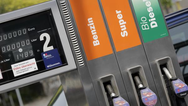 Das Tanken ist für viele nicht immer ein Vergnügen. Nachdem die Spritpreise momentan jedoch so günstig wie schon seit langer Zeit nicht mehr sind, fällt die fahrt zu Tankstelle etwas leichter.