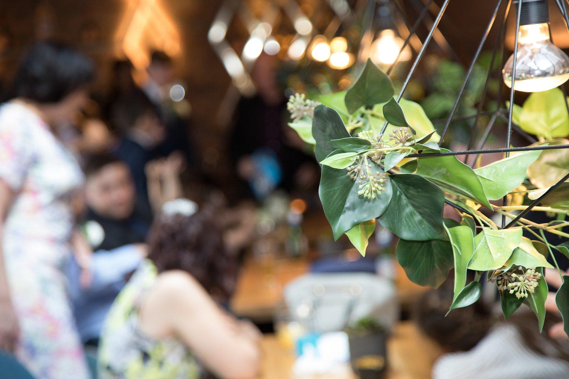 Nicht jeder hat Spaß bei einer großen Familienfeier. Nun, wo man einige Verwandte schon länger nicht mehr gesehen hat, wäre ein gemeinsames Essen gar nicht mehr so schlimm.