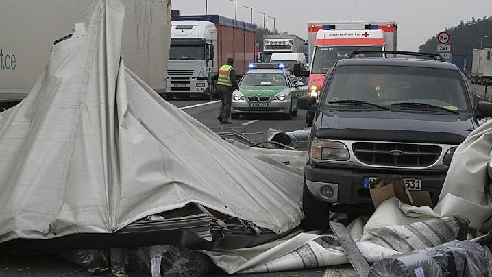 Mit großer Wucht vorausfahrenden Lastwagen gerammt Mit großer Wucht vorausfahrenden Lastwagen gerammt