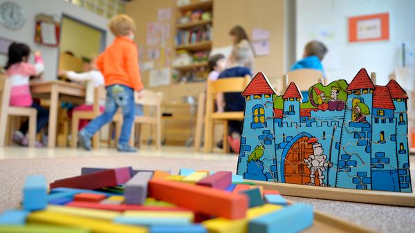 Laut Ministerpräsident Söder soll bis Pfingsten die Hälfte der Kinder wieder die Möglichkeit bekommen, in die Kita zu gehen. Ab 25. Mai sollen beispielsweise alle Vorschulkinder wieder in den Kindergarten dürfen. Wann wieder alle Kindergärten und Kitas öffnen dürfen, bleibt noch offen. Ab kommenden Montag dürfen aber bestimmte Kinderbetreuungseinrichtungen wieder öffnen, unter anderem Waldkindergärten und Tagespflegeeinrichtungen mit bis zu fünf Kindern. Zudem wird wechselseitige private Kinderbetreuung in festen Kleingruppen von bis zu drei Familien erlaubt.