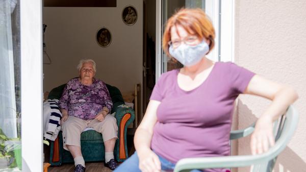 Zudem lockert Bayern das strikte coronabedingte Besuchsverbot in Krankenhäusern und Pflegeeinrichtungen: Ab dem Wochenende, vom 8. Mai an, sind wieder Besuche von einer festen Kontaktperson erlaubt - unter strikten Hygiene- und Schutzmaßnahmen.