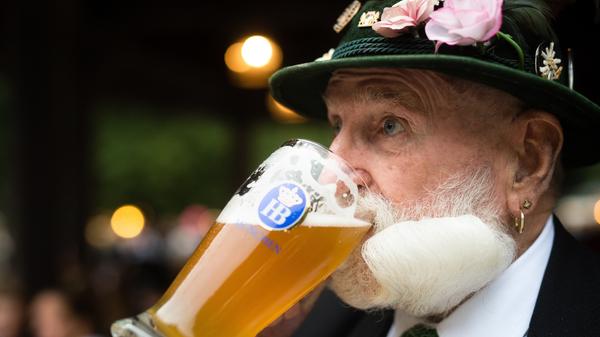 Nach wochenlanger Zwangspause dürfen in Bayern Gaststätten und Hotels schrittweise wieder öffnen. Außenbereiche von Gaststätten dürfen damit bereits am 18. Mai wieder in den Betrieb starten.
