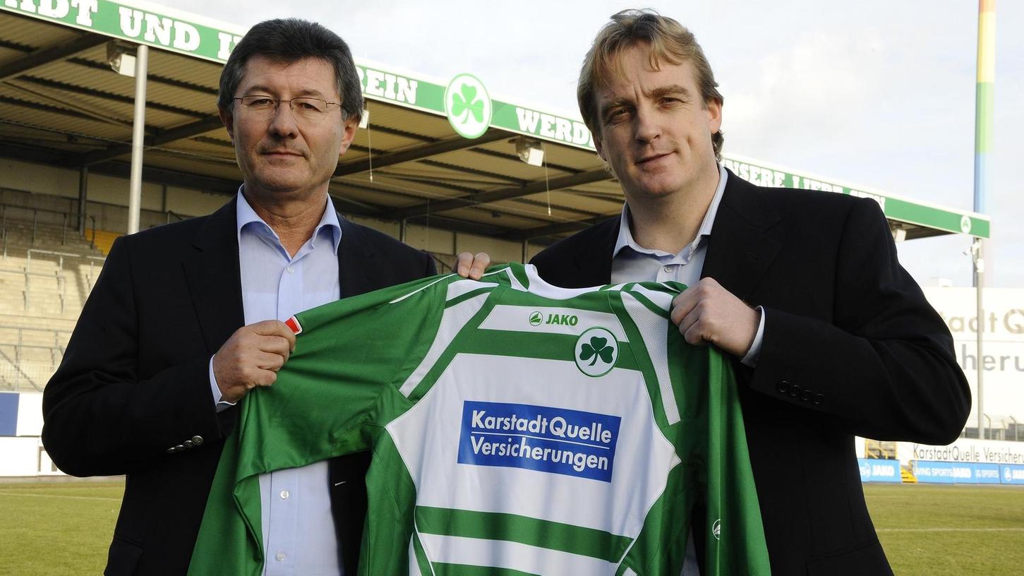 Das Trikot zog Mike Büskens natürlich nie an. Präsident Helmut Hack (links) überreichte es seinem neuen Trainer bei der Vorstellung am 27. Dezember 2009.
