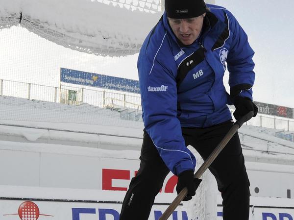 Ans Schneeschippen im Ronhof musste sich Mike Büskens gewöhnen. Ein Jahr nach seinem verschneiten Debüt musste er im Dezember ’10 schon wieder an die Schaufel.