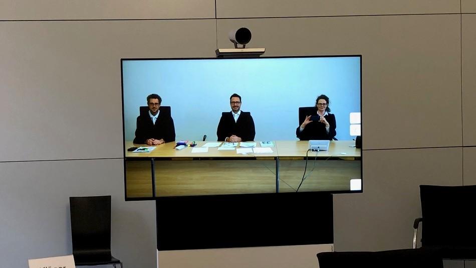 In Corona-Zeiten wollen die Gerichte in Bayern zunehmend auf Verhandlungen per Webcam setzen. Das Landgericht München I hat nach eigenen Angaben in der vergangenen Woche erfolgreich getestet, wie eine Verhandlung übers Internet aussehen kann.