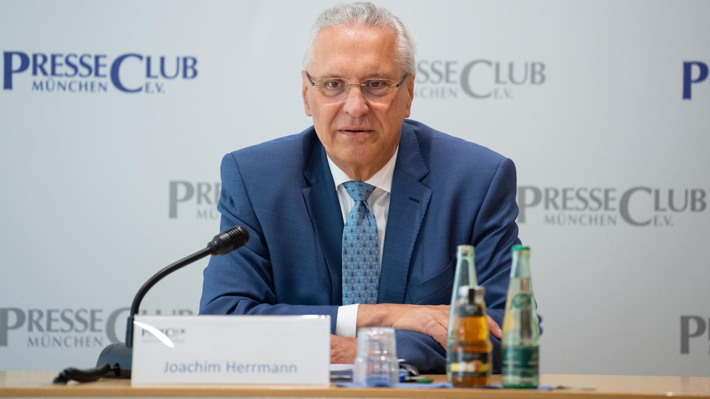Der bayerische Innenminister Joachim Herrmann hält Fan-Randalen vor leeren Stadien für "ziemlich unwahrscheinlich".