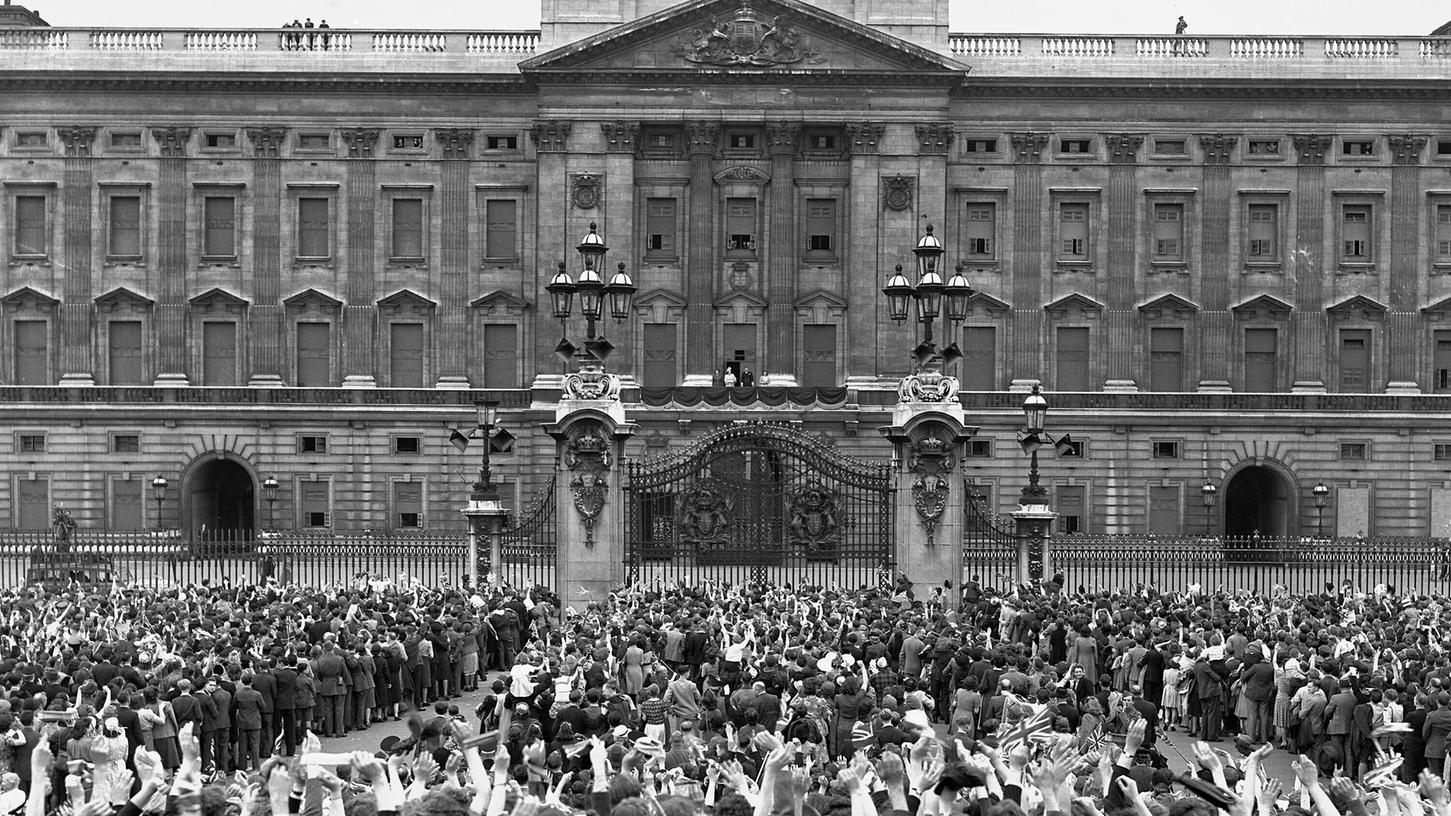Jubel vor dem Buckingham-Palast in London: Auch die spätere Königin Elizabeth mischte sich mit ihrer Schwester Margaret unters Volk - verbotenerweise.