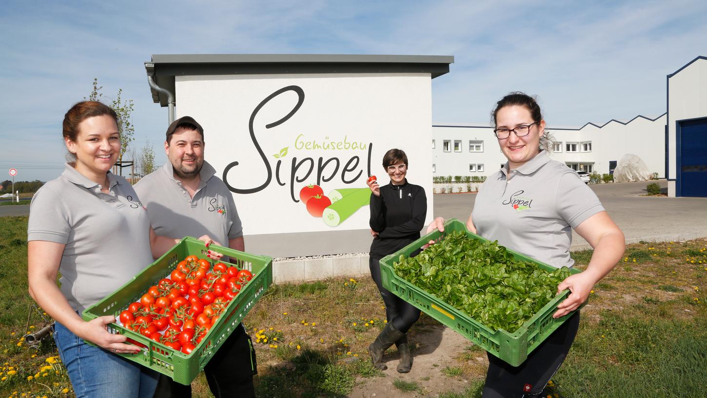 Die Familie Sippel (v.l Sabrina, Willi und Evamarie, im Hintergrund NN-Volontärin Isabella Fischer) führt in vierter Generation ihren Gemüsebau im Knoblauchsland.
