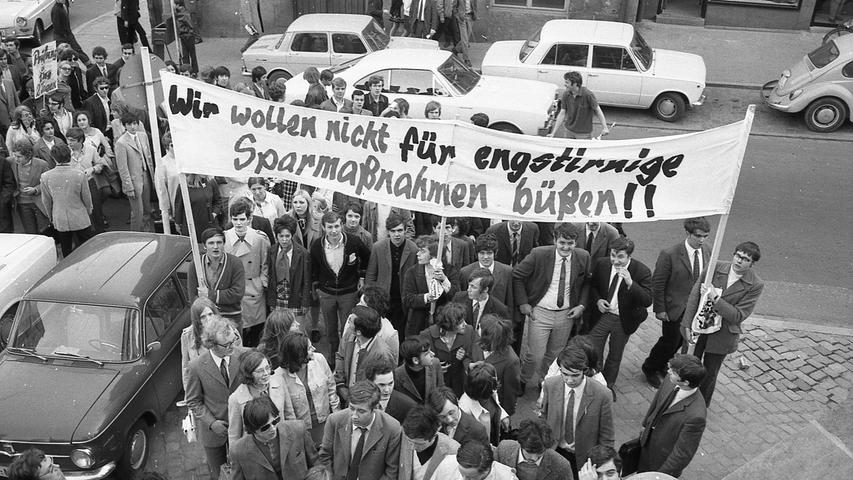 Mit Plakaten wie diesen machten die Schüler klar, was sie von der neuen Regelung hielten. Hier geht es zum Artikel vom 8. Mai 1970: Berufsschüler gehen auf die Straße