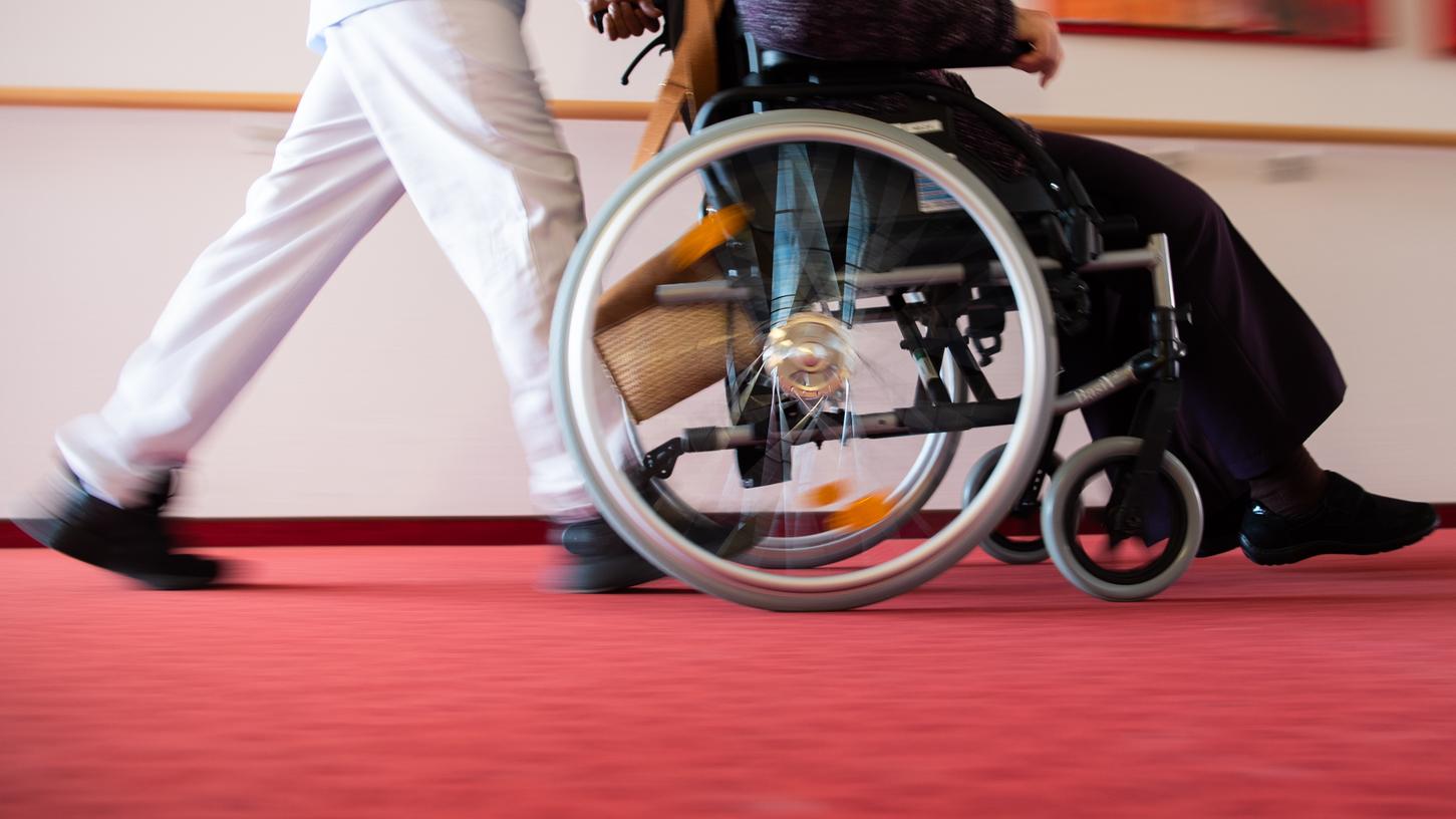 Für Kliniken, Pflegeheime und Behinderteneinrichtungen werden die Einschränkungen der Besuchsregeln bundesweit gelockert.