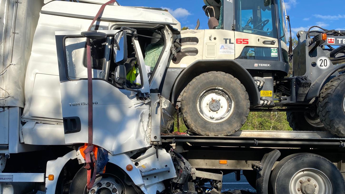 Für den Fahrer des Zwölftonners kam jede Hilfe zu spät. Für den Fahrer des Zwölftonners kam jede Hilfe zu spät.