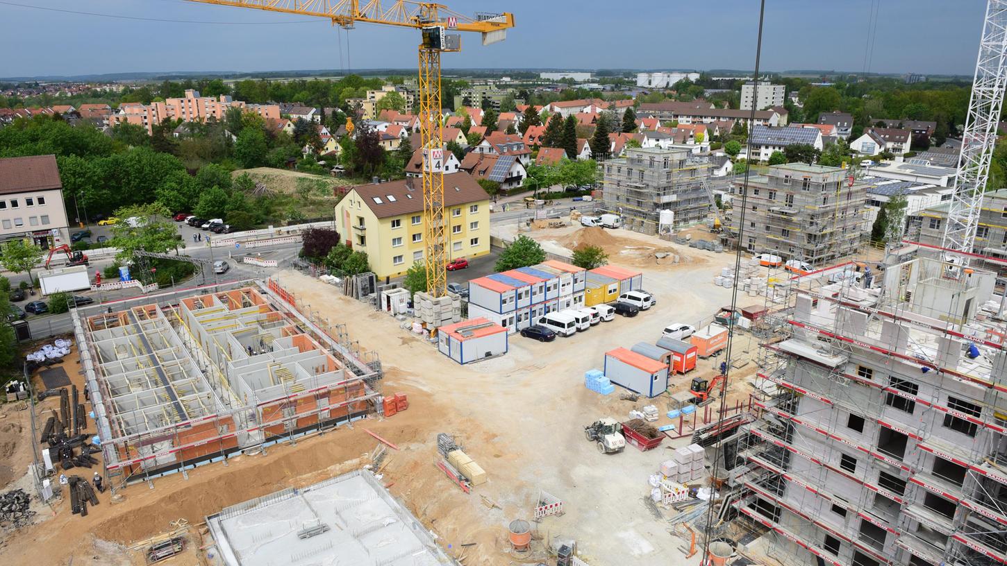 Der Blick vom Kran aus Richtung Unterfarrnbach zeigt die Rohbauten für die mehrgeschossigen „Punkthäuser“ mit Mietwohnungen, die das ESW auf dem Gelände zunächst hochzieht.