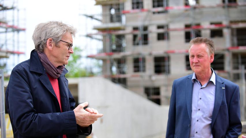 ESW-Geschäftsführer und Architekt Robert Flock beim Pressetermin auf dem Areal  mit Fürths Oberbürgermeister Thomas Jung.