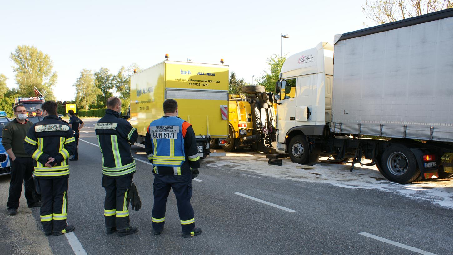 Helfer der Freiwilligen Feuerwehr Gunzenhausen verfolgen nach getaner Arbeit die Bergungsarbeiten. Der litauische Sattelzug war nicht mehr fahrbereit und musste vom ADAC abgeschleppt werden