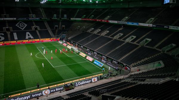 Als eine der letzten europäischen Topligen hatte sich die DFL entschieden, den Spielbetrieb der 1. und 2. Bundesliga ab dem 13. März auszusetzen. "Ziel ist es weiterhin, die Saison bis zum Sommer zu Ende zu spielen – aus sportlichen Gesichtspunkten, aber insbesondere auch weil eine vorzeitige Beendigung der Saison für einige Klubs existenzbedrohende Konsequenzen haben könnte", hatte die DFL zu diesem Zeitpunkt mitgeteilt. Inzwischen steht fest, dass dieses Ziel umgesetzt werden kann. Nur wenige Stunden nachdem die Politik die Freigabe erteilt hatte, legte die DFL den 15. Mai als Termin für die Wiederaufnahme des Spielbetriebs der 1. und 2. Bundesliga fest. Wie und ob der DFB-Pokal ausgespielt wird, ist noch unsicher. Die beiden noch ausstehenden Halbfinalspiele zwischen München und Frankfurt und Saarbrücken und Leverkusen haben noch keinen neuen Termin, weshalb auch das Endspiel nicht am 23. Mai in Berlin stattfinden kann.
