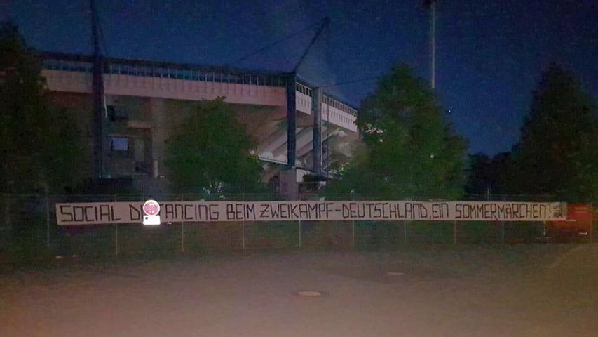 Auch am Stadion hat die Fanszene ein Banner hinterlassen.