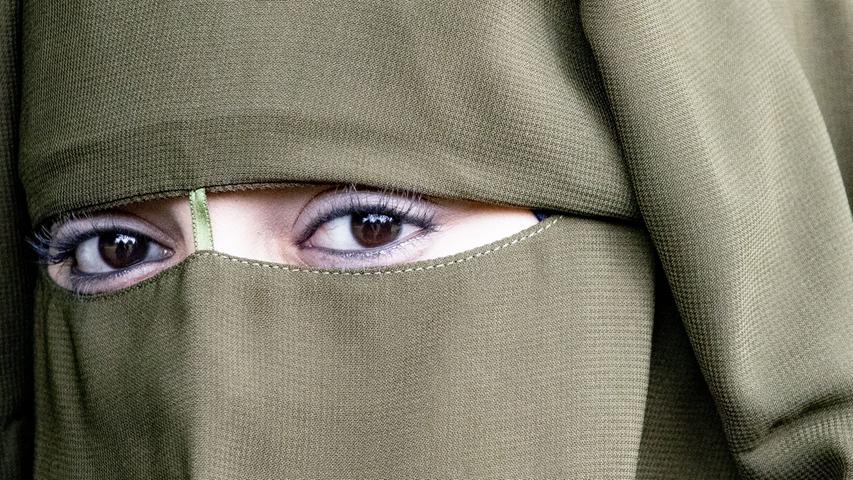 Hintergrund des Verbotes waren Gesichtsschleier, wie ihn muslimische Frauen als Zeichen ihres Glaubens tragen.