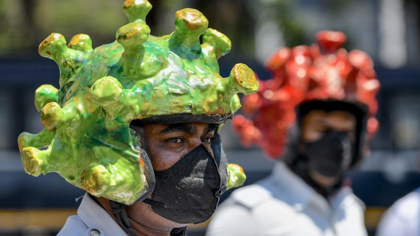 Das Gesetz erfasst im Einzelfall auch Verhüllungen des Gesichts durch einen Motorradhelm.
 Unser Bild zeigt übrigens Verkehrspolizisten in der indischen Stadt Bangalore. Die Gestaltung der Helme ist Teil einer Aufklärungskampagne, um auf das Coronavirus aufmerksam zu machen.