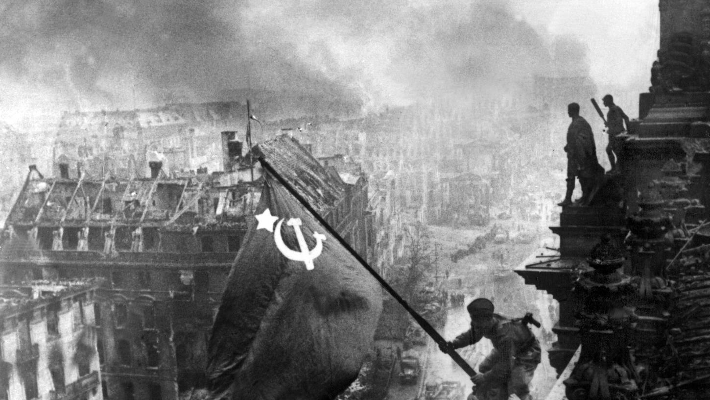 Der sowjetische Soldat Militon Kantarija aus Georgien hisst am 2. Mai 1945 die sowjetische Flagge auf dem Berliner Reichstag. Deutschland hatte den Zweiten Weltkrieg verloren.