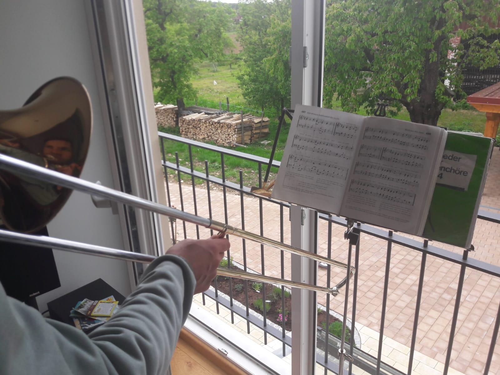freude in der corona krise auch in hetzelsdorf kommt musik aus dem fenster hetzelsdorf nordbayern