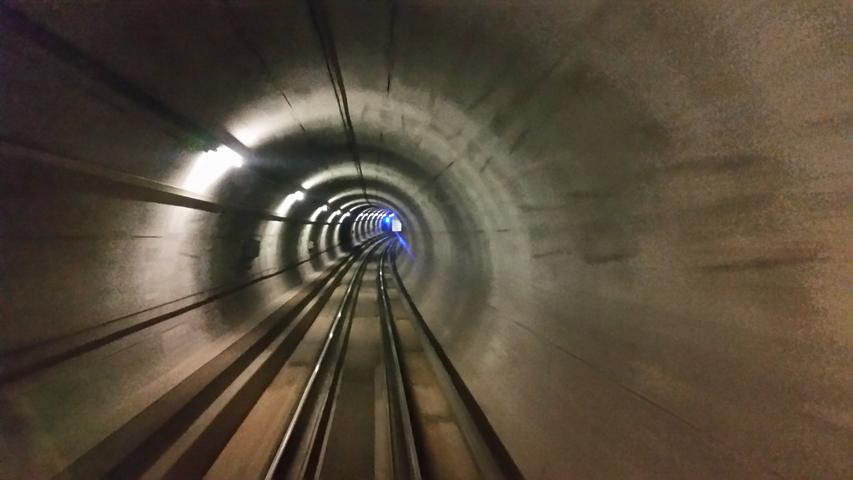 Das berühmte "Licht am Ende des Tunnels": Blick aus der U3 kurz vor der Haltestelle Opernhaus.
