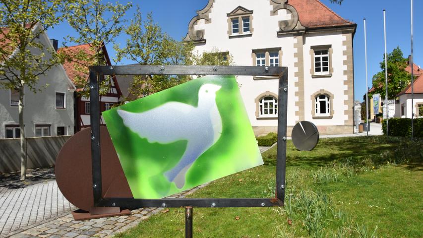 Tauben, Flagge und Einstein: Hilpoltstein feiert den Frieden