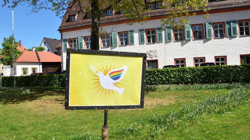 Tauben, Flagge und Einstein: Hilpoltstein feiert den Frieden