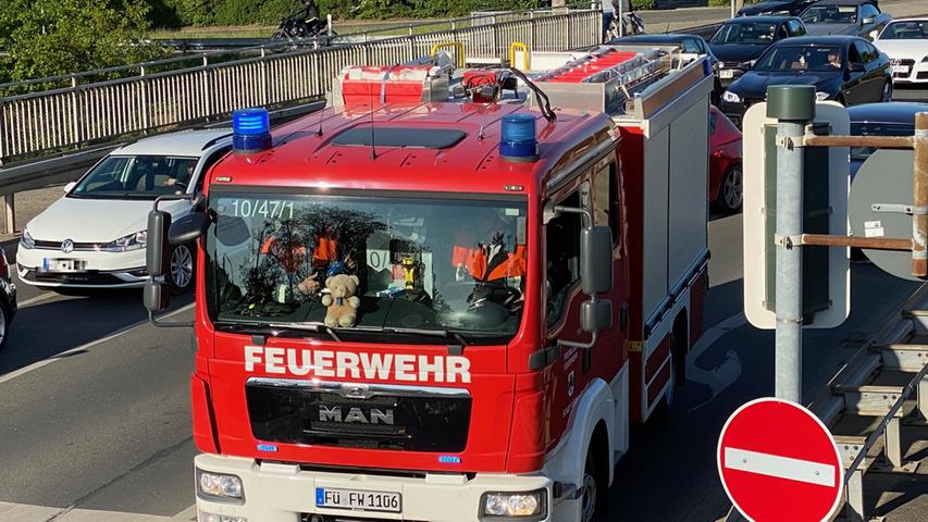 Drei Verletzte: VW Caddy kippt nach Frontalkollision in Fürth um