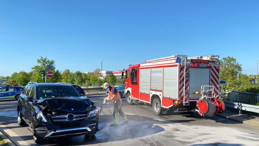 Drei Verletzte: VW Caddy kippt nach Frontalkollision in Fürth um