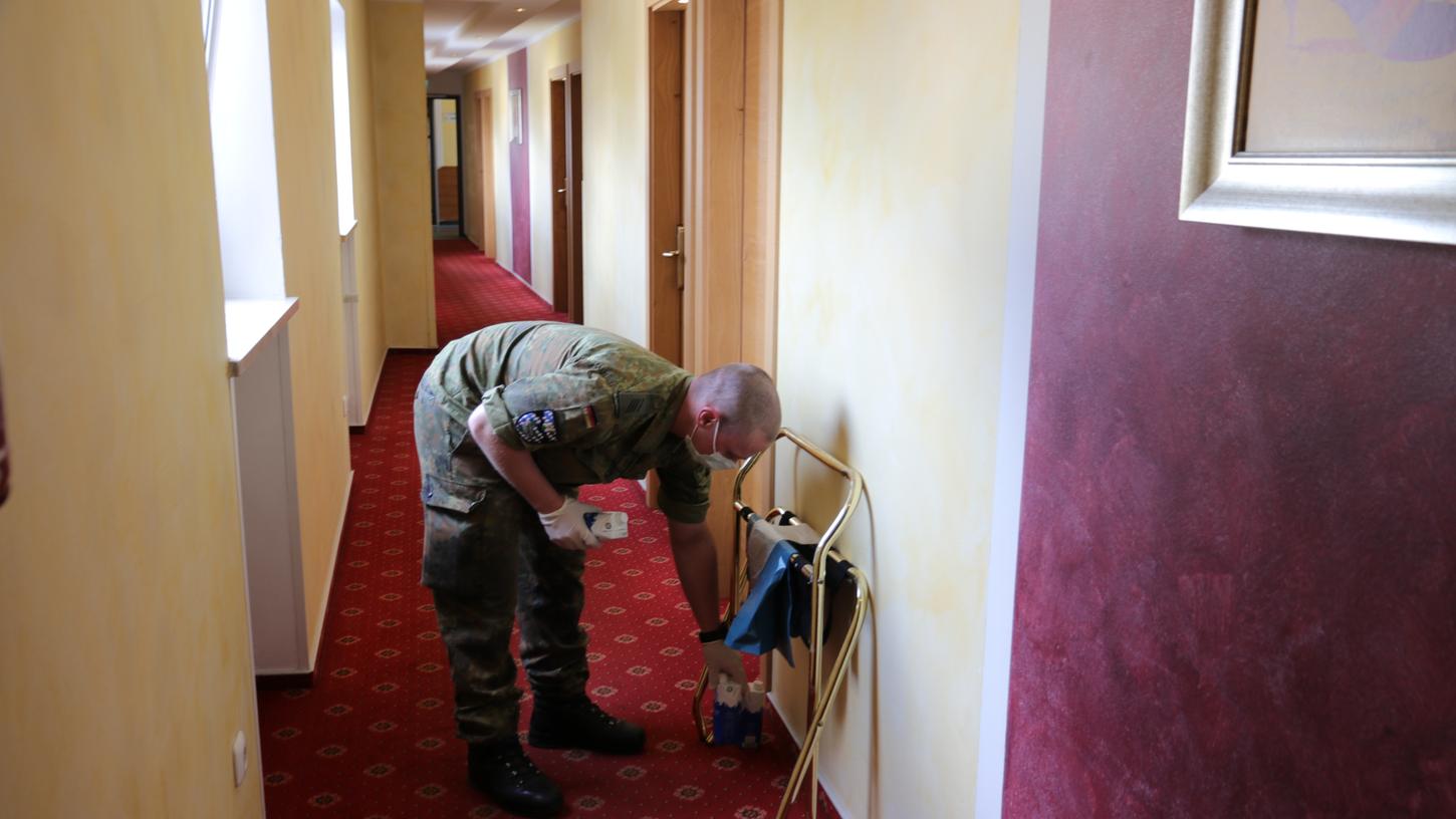 Um die Ansteckung mit dem Coronavirus zu vermeiden, werden derzeit Soldaten in Hotels untergebracht. Für die Betreiber ist es ein erster Testlauf nach dem Lockdown, für die Bundeswehr zuweilen eine sehr teure Maßnahme.