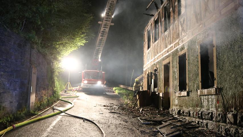 Großeinsatz in Rothenburg: Fachwerkhaus stand in Flammen
