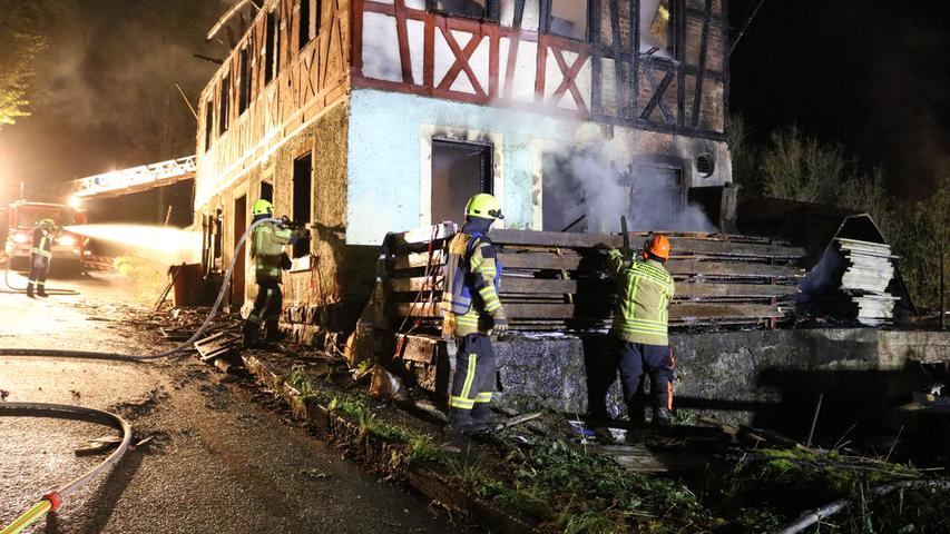 Großeinsatz in Rothenburg: Fachwerkhaus stand in Flammen