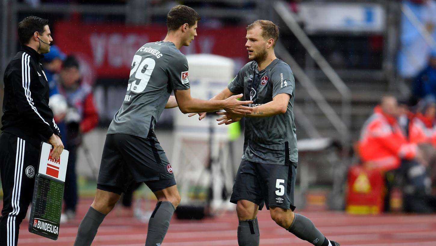 Ja, komm auch noch rein: Statt drei Einwechslungen sind im Fußball-Corona-Betrieb nun fünf erlaubt. Ja, komm auch noch rein: Statt drei Einwechslungen sind im Fußball-Corona-Betrieb nun fünf erlaubt.