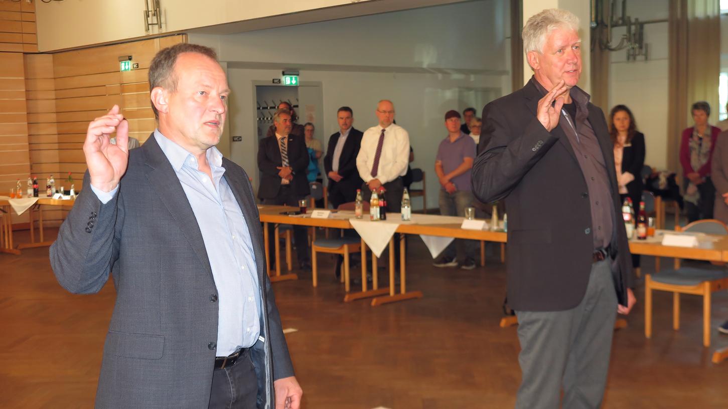 TBL-Fraktionschef Hans König (links) und UFW-Fraktionssprecher Hubert Stanka vertreten die Bürgermeisterin in Abwesenheit. Um ihre Entschädigung entbrannte eine Diskussion.