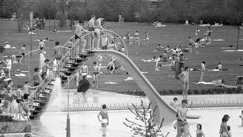 Hochbetrieb herrschte am Samstag und am Sonntag im Freibad West. Sonne und 22 Grad Wassertemperatur lockten 4000 Nürnberger an. Hier geht es zum Artikel vom 11. Mai 1970: Im Wasser und im Wirtsgarten