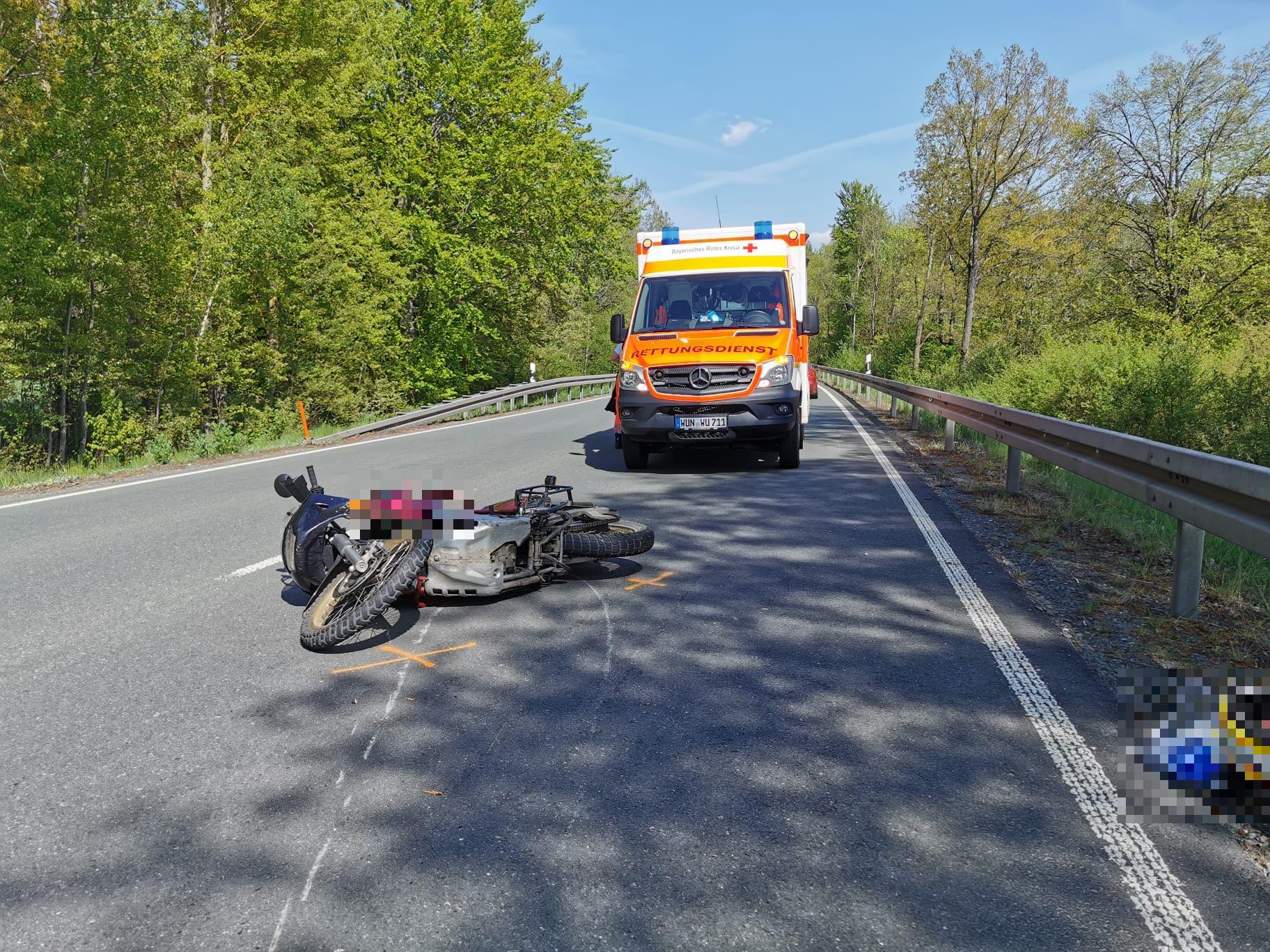 Ein 38-jähriger Motorradfahrer musste am Freitag nach einem Unfall auf der Staatsstraße 2461 mit schweren Verletzungen ins Klinikum Hof gebracht werden.