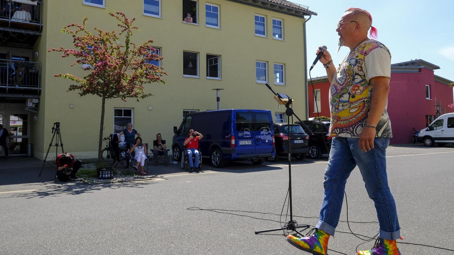 Corona-Aktion mit Herz: Freizeithippie aus der Fränkischen Schweiz verzaubert Bewohner im ASB-Heim