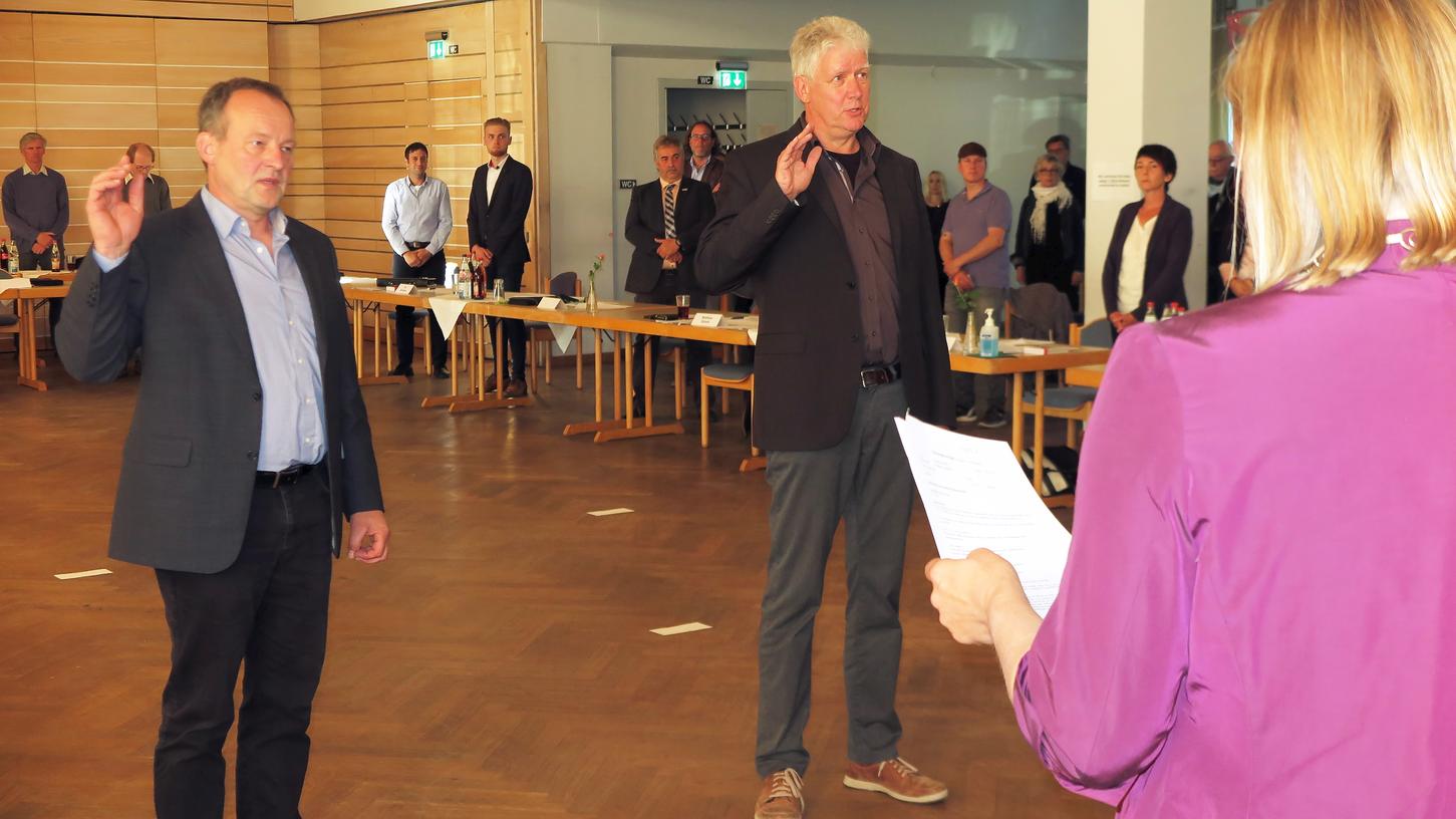 Die neuen Treuchtlinger Vize-Bürgermeister Hans König (TBL, links) und Hubert Stanka (UFW) bei ihrer Vereidigung durch Rathauschefin Kristina Becker (CSU).