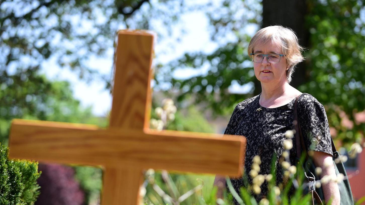 "Wir durften von ihr nicht Abschied nehmen": Sigrid Breitenbach am Grab ihrer Mutter.