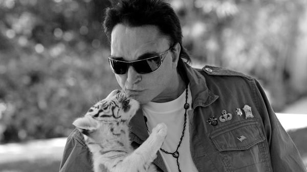 Von der Tigerattacke in Las Vegas hatte sich Roy Horn nie richtig erholt. Der grausige Bühnen-Vorfall im Jahr 2003 hatte die Traumkarriere des Magierduos "Siegfried & Roy" jäh beendet. Nun ist Horn mit 75 Jahren infolge von Covid-19 gestorben.