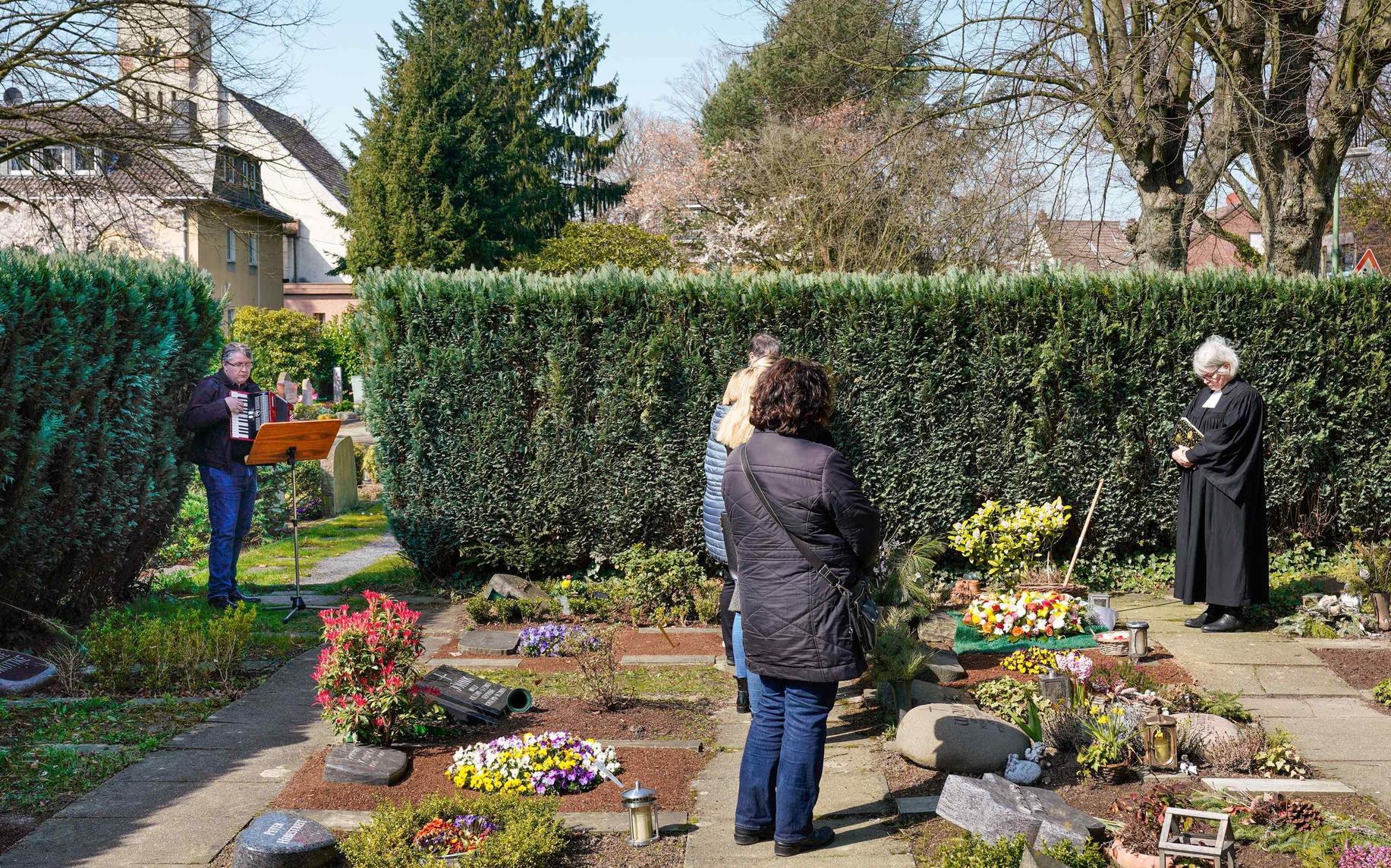 Umarmungen Tabu Wie Corona Auf Dem Friedhof Wirkt Nurnberg Nordbayern De