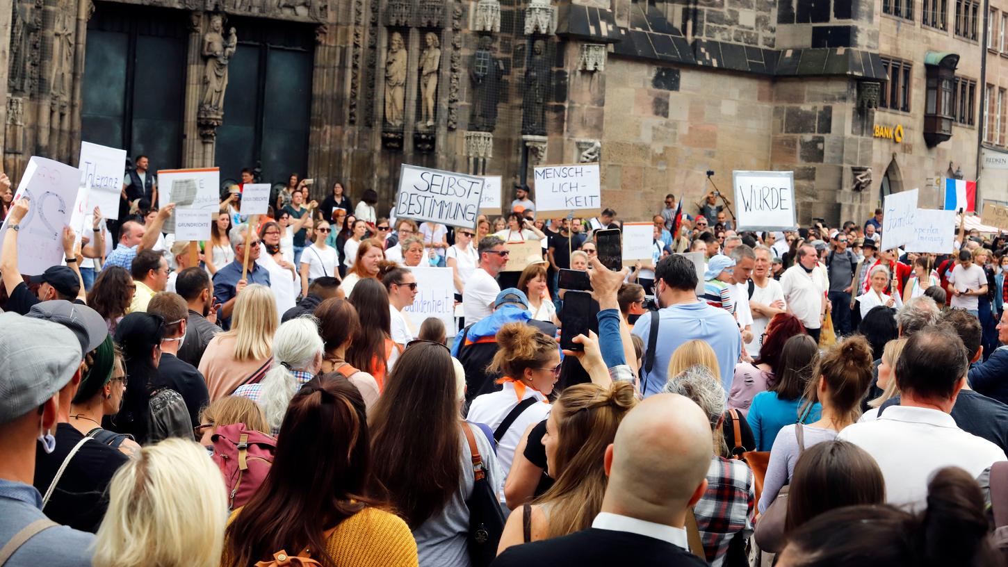 Vor der Lorenzkirche in Nürnberg demonstrierten zahlreiche Menschen gegen die Corona-Beschränkungen.